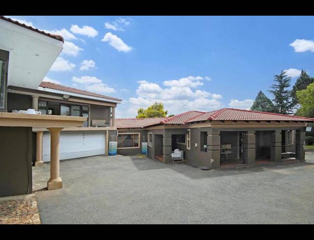 5 BEDROOM HOUSE FOR SALE IN MEREDALE EXT 04